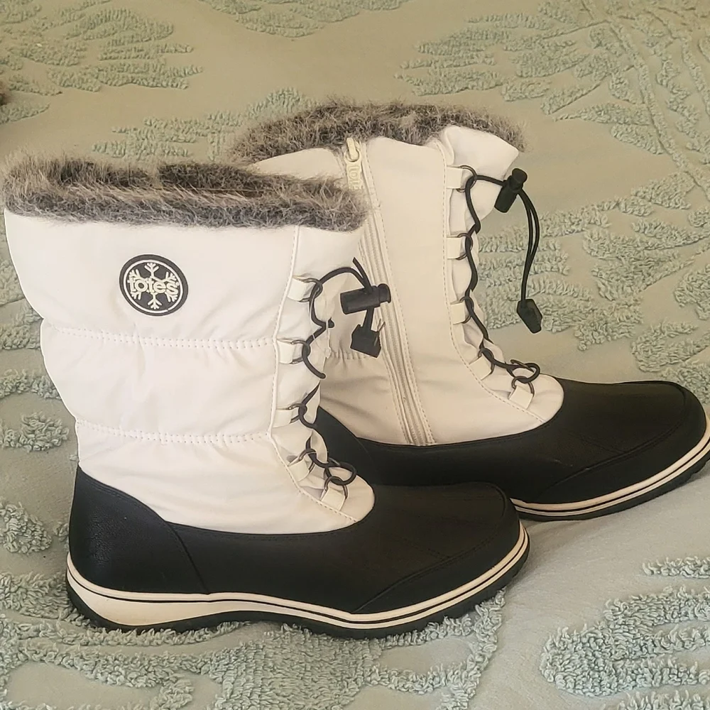 totes White and Black Winter Boots with Faux Fur Trim